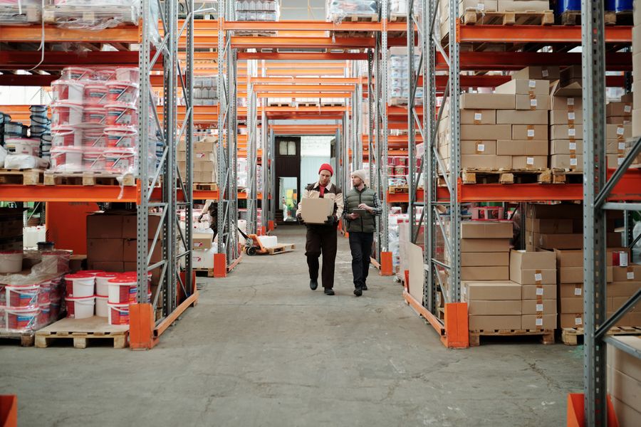 Raflara yerleştirilmiş koli ve paketler