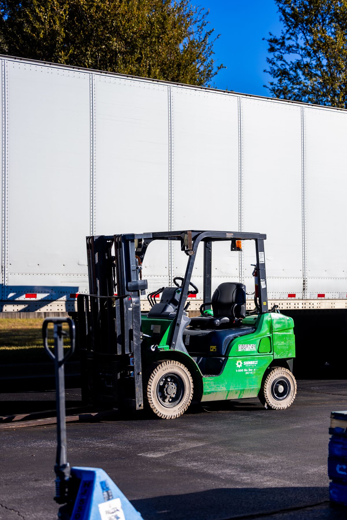 Ambarda araca yükleme yapan forklift